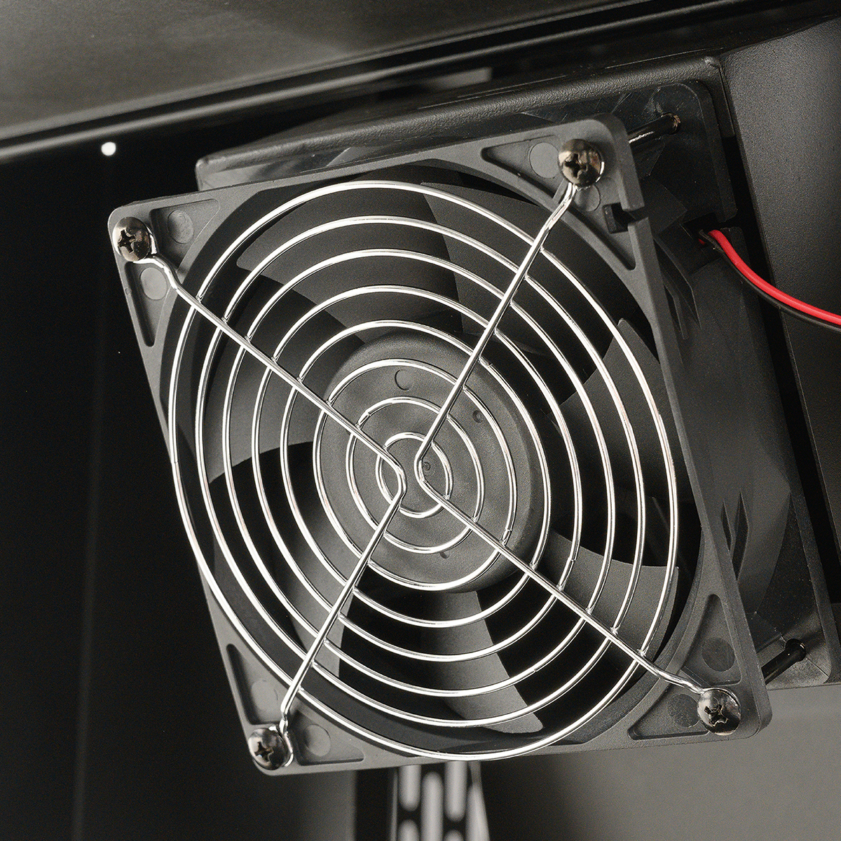 With the push of a button, the digitally controlled fan moves air flow from the hopper to the cooking chamber and maintains desired cooking temperature.